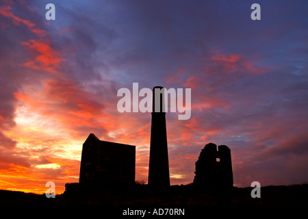 La mine de cuivre de l'abandon des bâtiments de Tankardstown silhouette sur le coucher du soleil, la côte de cuivre, comté de Waterford, Irlande Banque D'Images