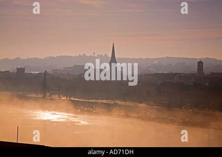 Un misty sur la rivière Suir rupture menant au port de Waterford, Waterford City, comté de Waterford, Irlande Banque D'Images