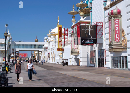 Les bâtiments et les touristes Casino lumineux sur Promenade à Atlantic City, New Jersey, USA Banque D'Images