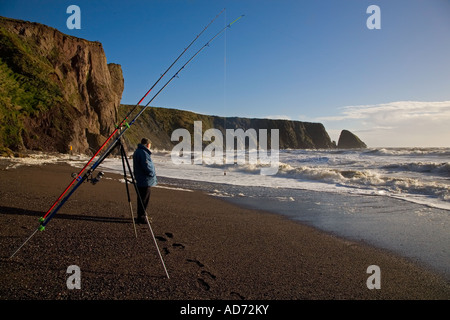 La pêche en mer en hiver à Ballydowane Beach, près de Bunmahon, le Copper Coast, comté de Waterford, Irlande Banque D'Images