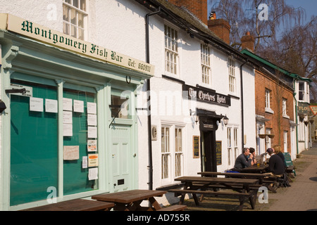 Montgomery Powys Pays de Galles UK Le Fish Bar cafe et The Chequers Hotel Chambre publique de tables et les gens assis dehors Banque D'Images