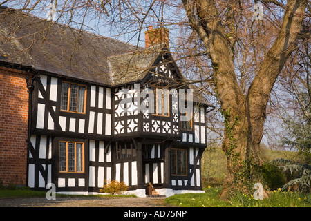 Cadre en bois 'noir et blanc' presbytère du 17ème siècle en 1616 village primé historique Aberriw of Berriew Powys Pays de Galles UK Banque D'Images