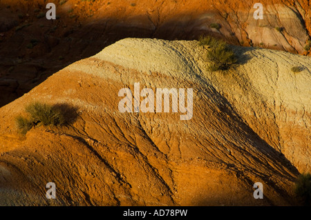 Coucher du soleil la lumière sur les sédiments stratifiés rock sur collines érodées le long de la Cockscomb Grand Staircase Escalante National Monument Utah Banque D'Images