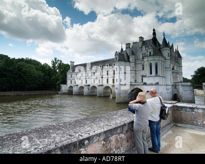 Vieux couple visiter le célèbre château de Chenonceau château qui est construite sur un pont au-dessus de la rivière du Cher Banque D'Images