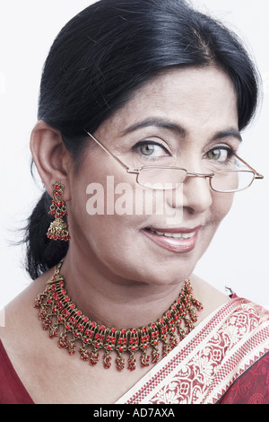 Portrait of a young woman peeking sur une lunettes Banque D'Images