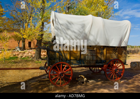 Prairie Schooner vieux chariot couvert les ressorts au National Monument près de Fredonia Arizona Banque D'Images