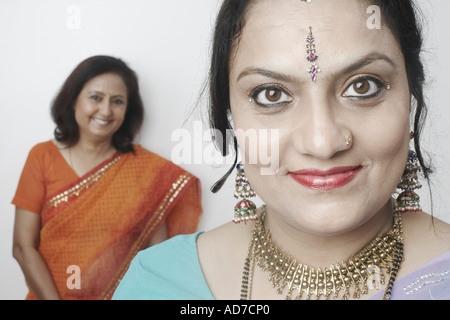 Portrait d'une femme mature avec une autre femme mature debout derrière elle Banque D'Images