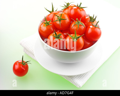 Bol de tomates cerises Banque D'Images