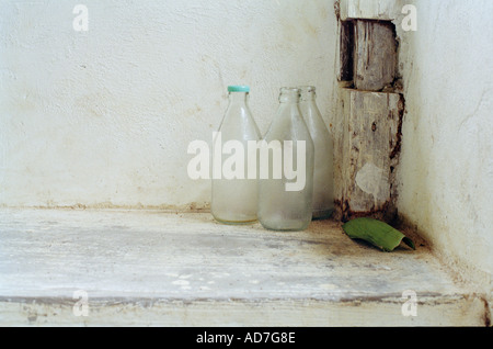 Bouteilles de gin vide dans un vieux hangar Banque D'Images