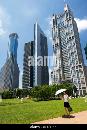 Les gratte-ciel modernes et Park dans le district financier de Lujiazui Pudong Shanghai 2007 Banque D'Images