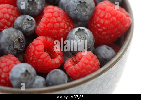 Bol de bleuets et framboises Banque D'Images