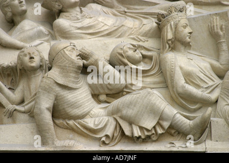 Détail de la sculpture en relief du 13ème siècle 'Portail du Jugement dernier', la Cathédrale Notre Dame Paris France. Banque D'Images