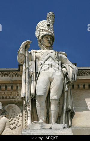 Statue militaire sur l'Arc de triomphe du Carrousel Paris France Banque D'Images