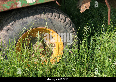 Vieille roue du tracteur Banque D'Images