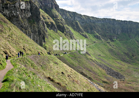Les marcheurs prendre dans les vues magnifiques le long de la voie entre le géant de merveille géologique s causeway et tuyaux de la cathédrale Banque D'Images