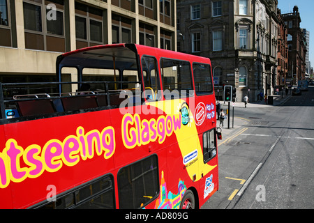 Visite guidée d'un bus sur George St, Glasgow sur un jour de printemps. Banque D'Images