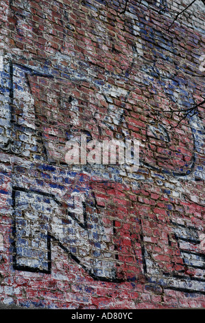 Ancienne enseigne peinte à la main sur mur Montreuil, France. Banque D'Images