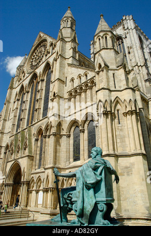 Statue de Constantin le Grand et du côté sud de la cathédrale de York North Yorkshire Angleterre Banque D'Images