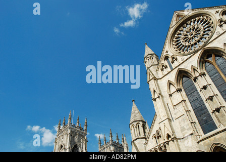 Côté Sud de la cathédrale de York contre grande zone de ciel bleu au nord Yorkshire Angleterre Banque D'Images