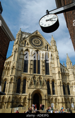 Vue de côté sud de la cathédrale de York avec au premier plan la vieille horloge Banque D'Images