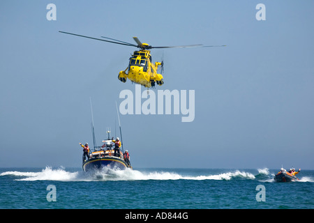 Accroissement de la RNLI dans les eaux côtières et hauturières de sauvetage avec un hélicoptère de sauvetage Sea King RAF Banque D'Images