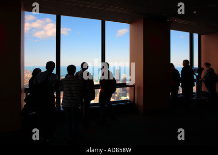 Les touristes sur le toit terrasse d'observation de la tour Sears chicago Illinois Banque D'Images