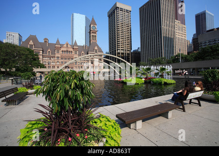 Canada Ontario Toronto Nathan Phillips Square Old City Hall Banque D'Images