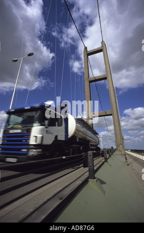 Camion traversant le pont enjambant la rivière Humber se joindre à l'estuaire humber yorkshire avec lincolnshire uk Banque D'Images