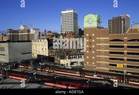 Trains quittant et entrant dans la ville de Leeds, dans le centre-ville de Leeds, Yorkshire UK Banque D'Images