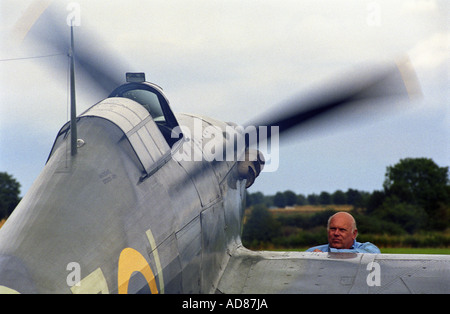 Les performances du contrôle de mécanicien moteur Merlin sur Hawker Sea hurricane ancien directeur de l'aérodrome bedfordshire Banque D'Images