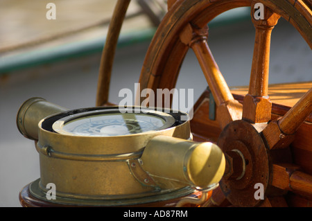 Les bateaux à voile traditionnelle et volant en bois boussole closeup Banque D'Images