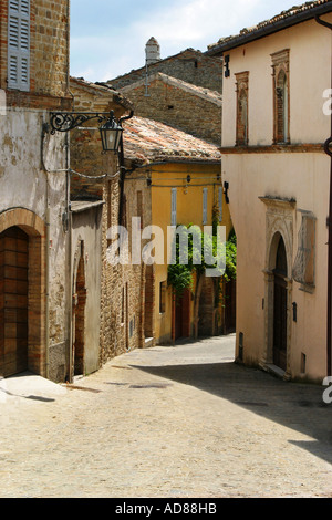 Rue Pavée, dans la charmante ville de Monte San Martino dans le Marches Italie Banque D'Images