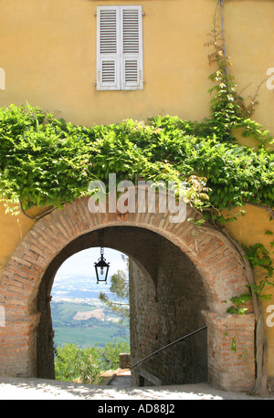 Archway ancienne encadrée de glycine dans la charmante ville de Monte San Martino dans le Marches Italie Banque D'Images