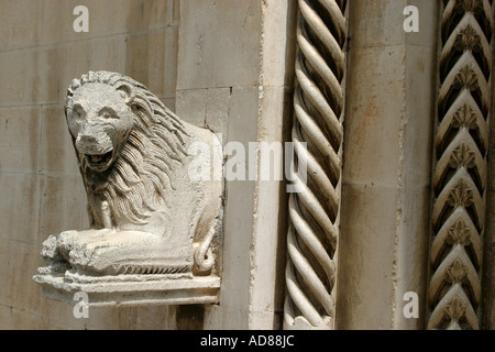 Lion antique sculpture dans la magnifique petite ville historique de Visso dans les Marches, Italie Banque D'Images