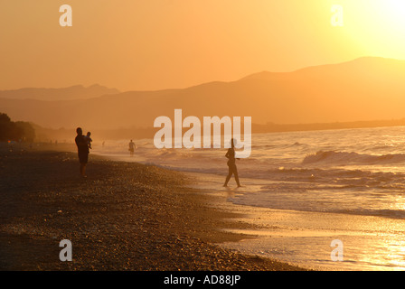 Crète Coucher de soleil sur la presqu'Rodhopou comme vu de la plage entre Maleme et Gerani près de Hania Banque D'Images