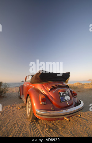 Volkswagen Beetle convertible orange sur la plage Banque D'Images