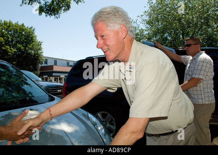 East Hampton NY 8507 Bill Clinton salue des supporters après avoir quitté Babettes reste sur Newtown Lane dans East Hampton NY 5 août 20 Banque D'Images