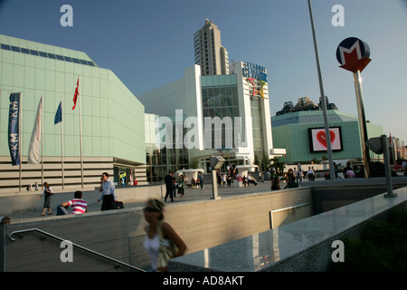 Le centre commercial Cevahir et la sortie de la station de métro Mecidiyekoy, Istanbul, Turquie Banque D'Images