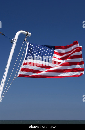 Stars and Stripes drapeau flotte à partir de la poupe de voiture et passagers MV Caps jumeaux de la baie Delaware près du cap mai New Jersey USA Banque D'Images