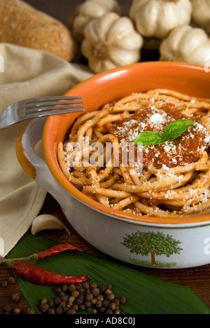 Pici toscans (spaghetti) avec sauce à la viande, resto italien Banque D'Images