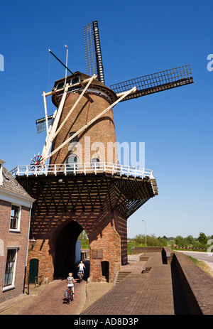 Moulin avec les cyclistes à Wijk bij Duurstede, Pays-Bas, Hollande contre un ciel bleu Banque D'Images