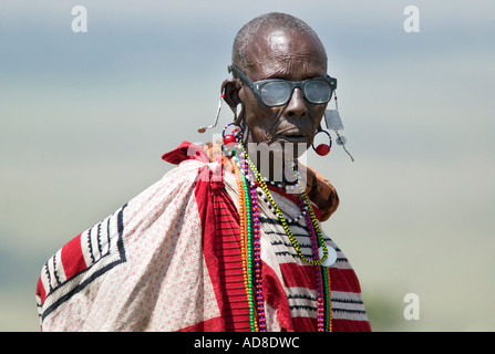 Une vieille femme portant des lunettes modernes Masai au Kenya Afrique de l'Est Banque D'Images