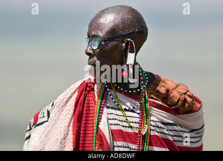 Une vieille femme portant des lunettes modernes Masai au Kenya Afrique de l'Est Banque D'Images