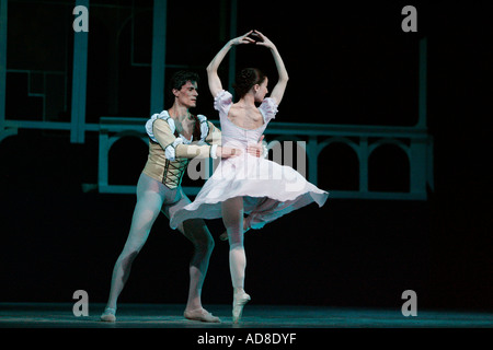 Romeo et Juliette ballet ballerine danseuse actrice scène ballet national Opera Theatre culture art danse tutu balance Banque D'Images