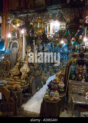 Produits artisanaux traditionnels marocains en vente dans les souks de la médina de Marrakech,Maroc, Banque D'Images