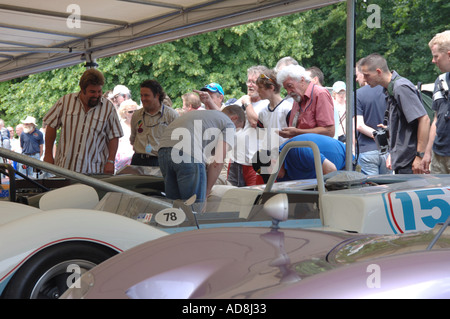 La foule dans la fosse se rassemblent autour de prix classic les voitures de course à Goodwood festival of speed 2005 Banque D'Images