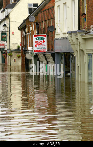 Homme entouré par l'eau en attente dans sa maison pour le sauvetage. Evesham inondation , Worcestershire, Royaume-Uni Banque D'Images