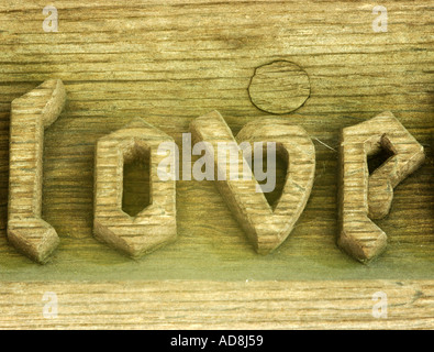 Mot Amour en bois sculpté dans un porche de l'église Banque D'Images