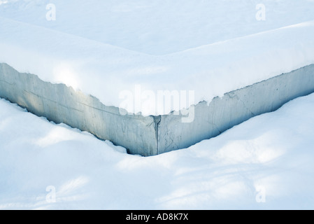 Mur de béton dans la neige faible Banque D'Images