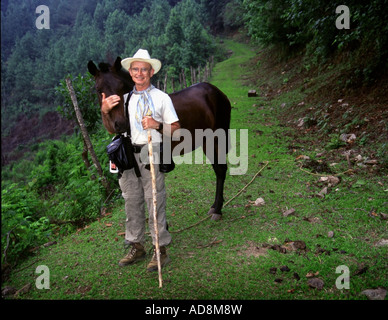 Irlandais avec un poney dans les montagnes de la Sierra Madre de Oaxaca au Mexique Banque D'Images